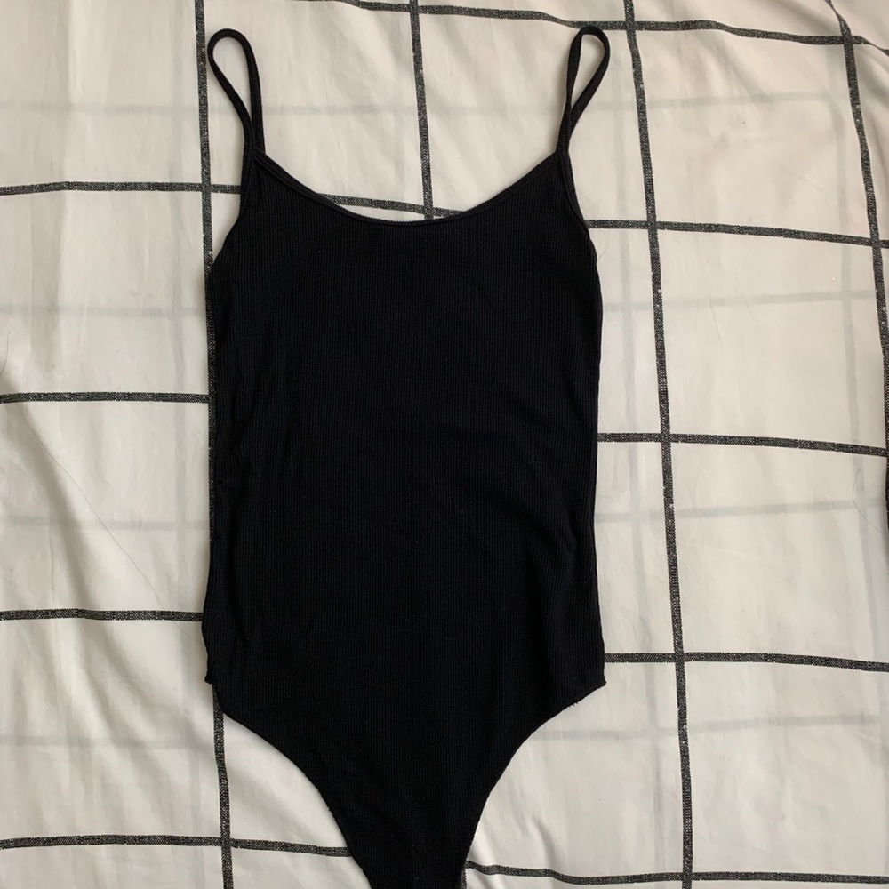 BRANDY MELVILLE LOLA BODYSUIT